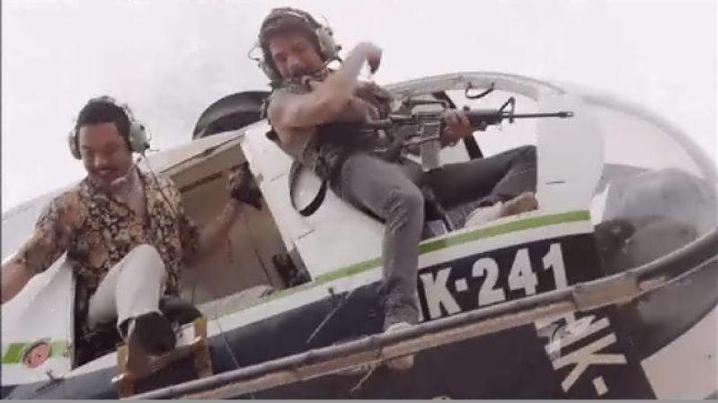 Pero el Patrón no tarda mucho en sacarlos y envía a al Chili y al Topo en un helicóptero