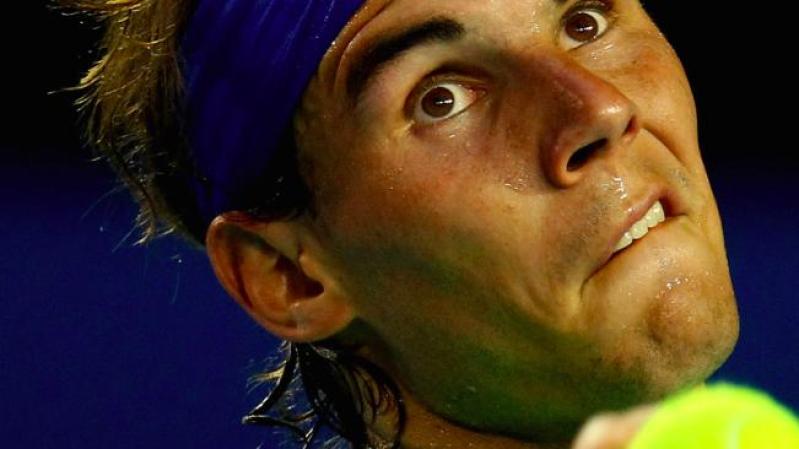 Pero en el cuarto set, brevemente interrumpido por la lluvia, Nadal volvió a oponer resistencia, salvó tres bolas de break y se impuso 7-6 (7/5).