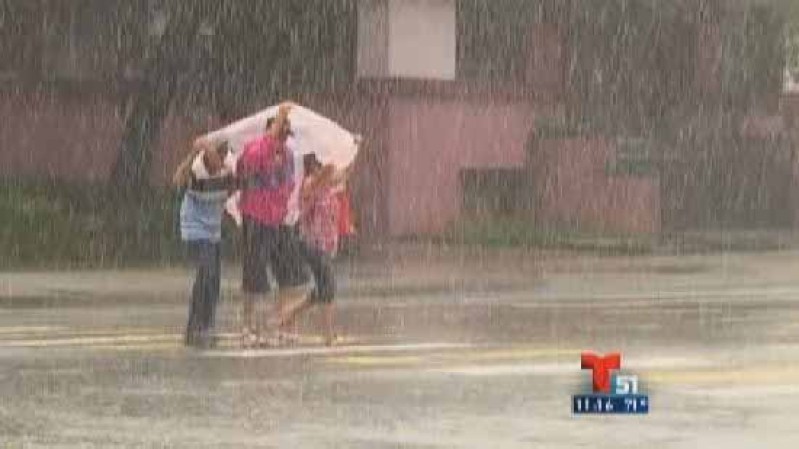 Habaneros bajo las intensas lluvias.