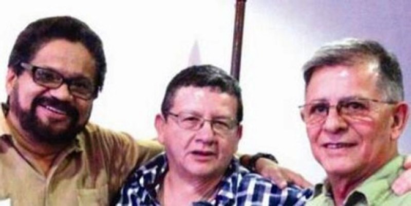 La delegación de las FARC en Cuba publicó una fotografía en la que aparece 'Pablo Catatumbo' junto a sus compañeros "Iván Márquez" y "Rodrigo Granda".