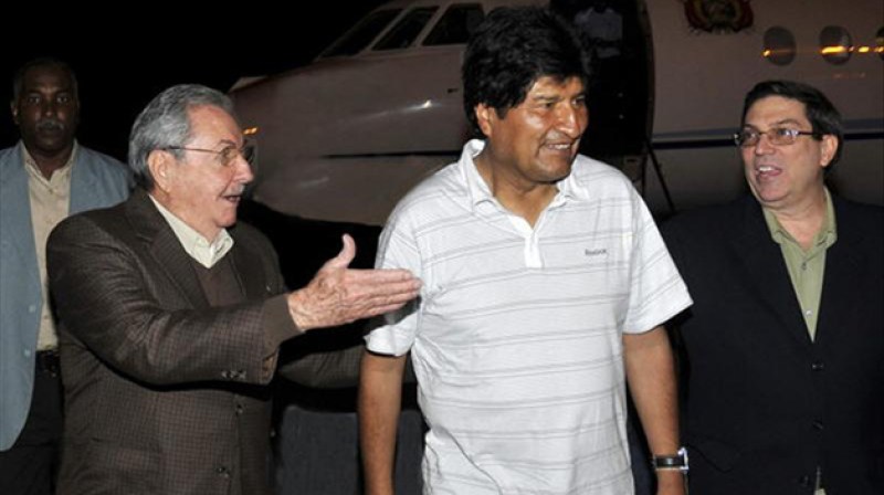 Fotografía cedida por el diario oficial Juventud Rebelde donde aparece el presidente cubano, Raúl Castro (i), y el canciller Bruno Rodríguez (d) mientras reciben al mandatario boliviano, Evo Morales (c).
