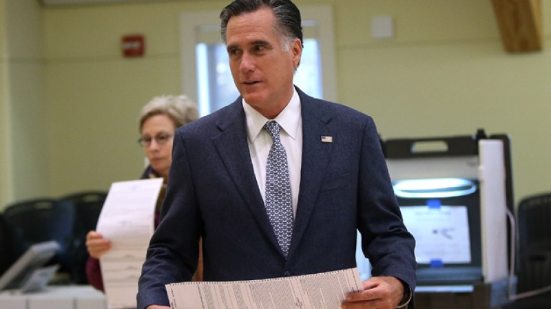 Romney deposita su voto