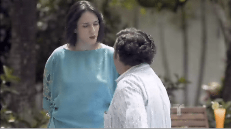 Patricia se acerca a Pablo, y le hace saber que ella está al tanto de que mató al coronel, provocando la furia de Escobar.