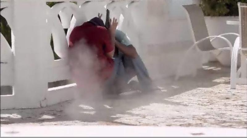 Así es que sus hombres los reciben a punta de balas.