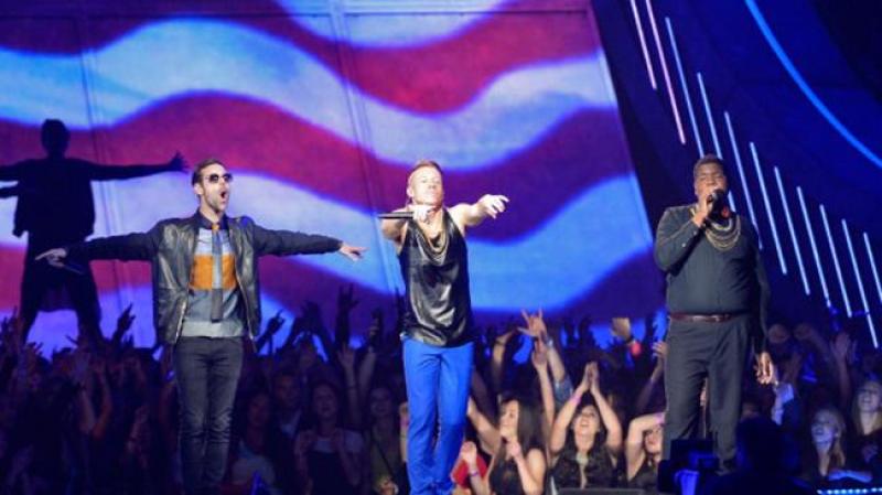 Los raperos Ryan Lewis y Macklemore, junto a Ray Dalton ofreciero un espectáculo que no dejó a nadie indiferente.