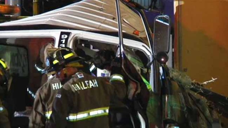 Un hombre identificado como Ramón Lorido que robó un camión de remolque llevó a las autoridades en una persecución antes de chocar el camión en un edificio de apartamentos en Hialeah la madrugada del miércoles 7 de agosto del 2013.