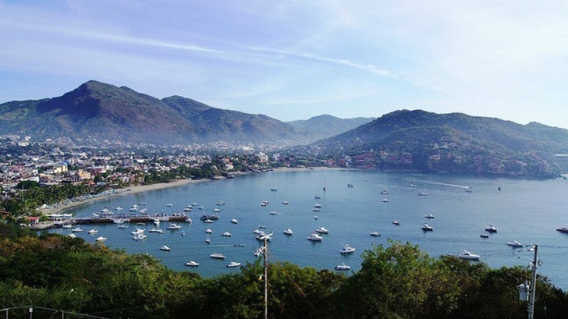 Ixtapa era una plantación de cocos y, Zihuatanejo, un pueblo de pescadores; hoy están unidos y juntos conforman un atractivo destino para recibir desde jóvenes que viajan con mochila al hombro hasta los más exigentes y glamurosos turistas.