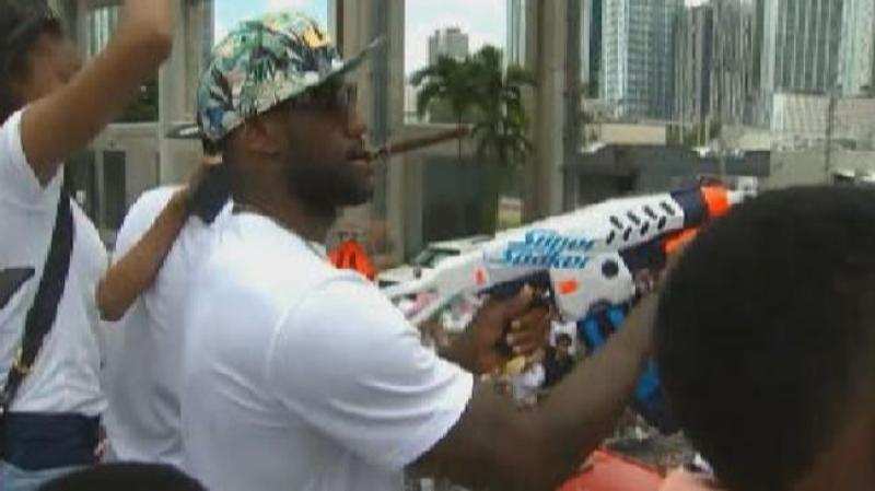 Magistral desfile de la victoria de los campeones Miami Heat.