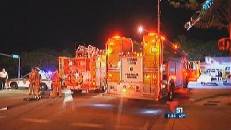 Dramático accidente en Kendall. Un auto plateado se llevó la luz roja e impactó a un auto negro. Hay 4 heridos.