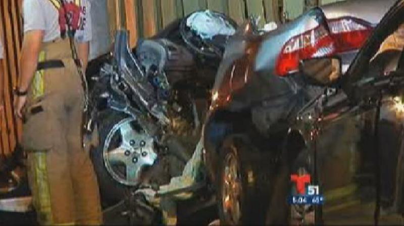 Dramático accidente en Kendall. Un auto plateado se llevó la luz roja e impactó a un auto negro. Hay 4 heridos.