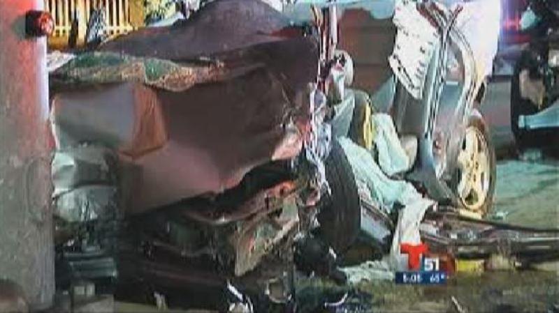 Dramático accidente en Kendall. Un auto plateado se llevó la luz roja e impactó a un auto negro. Hay 4 heridos.
