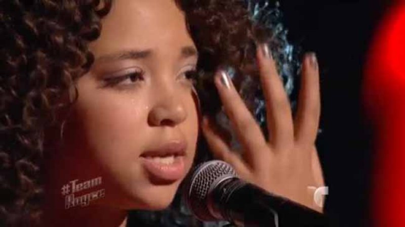 Paola interpretando el feeling de la canción.