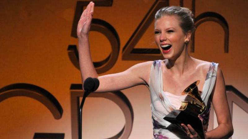 La intérprete Taylor Swift también se llevó en la ceremonia no televisada un gramófono por la Mejor Canción Country por su tema "Mean".