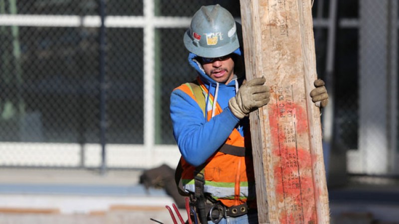 Varios de los equipos de construcción están compuestos por trabajadores hispanos.