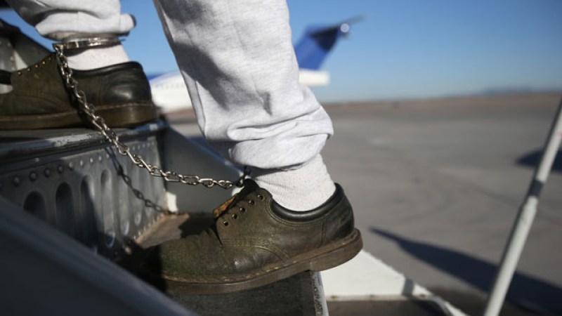 Deportado por usar moneda falsa