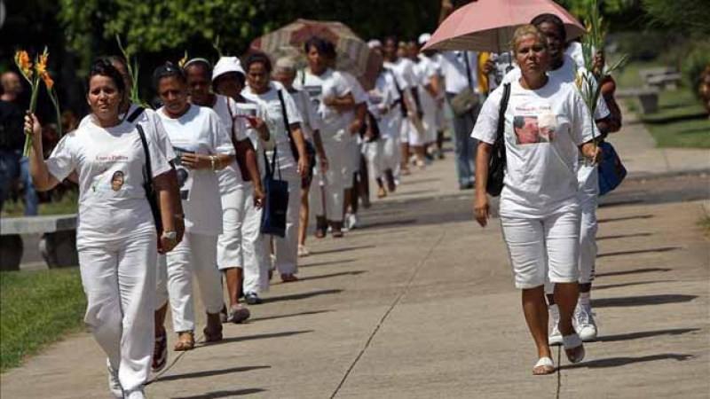 Las Damas de Blanco dedican a Payá su marcha dominical en La Habana.