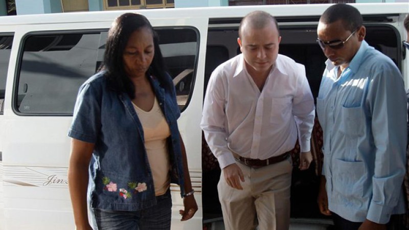 Ángel Carromero, al centro, llega al tribunal Provincial de la ciudad de Bayamo, Cuba, donde será juzgado como presunto autor de un delito de "homicidio imprudente".