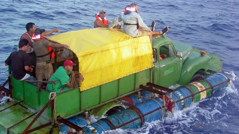 En el 2003 estos migrantes cubanos intentaron llegar a Estados Unidos en una camioneta Chevrolet modelo 1951 convertida en una embarcación.