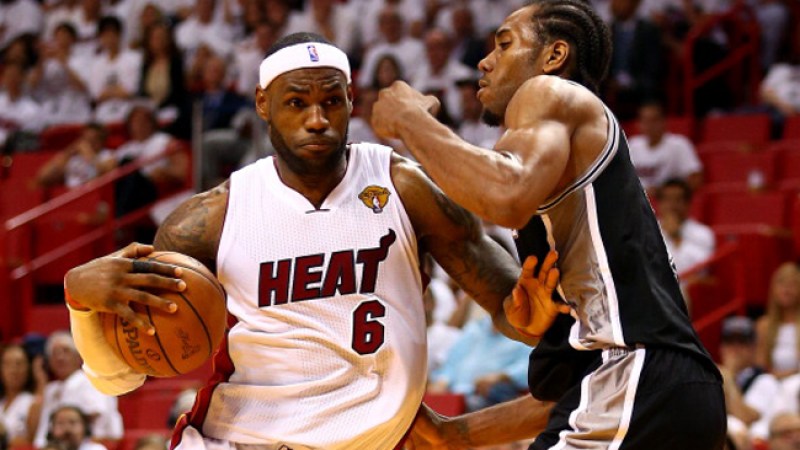 Kawhi Leonard marca a LeBron.