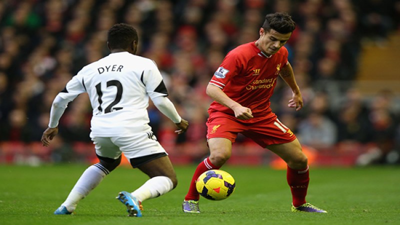 Philippe Coutinho del Liverpool compite con Nathan Dyer de Swansea City en Anfield el pasado 23 de febrero 23.