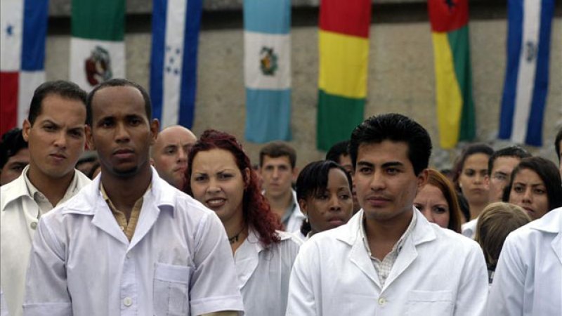 Médicos cubanos cobrarían horas extras