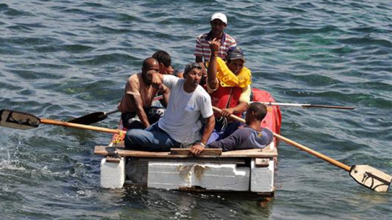 México recibe a 13 balseros cubanos