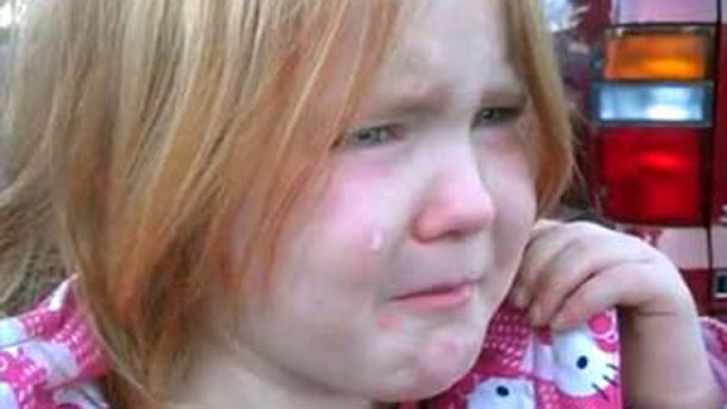 Abby, una niña de cuatro años llora desconsolada por que está cansada de Obama y Romney.