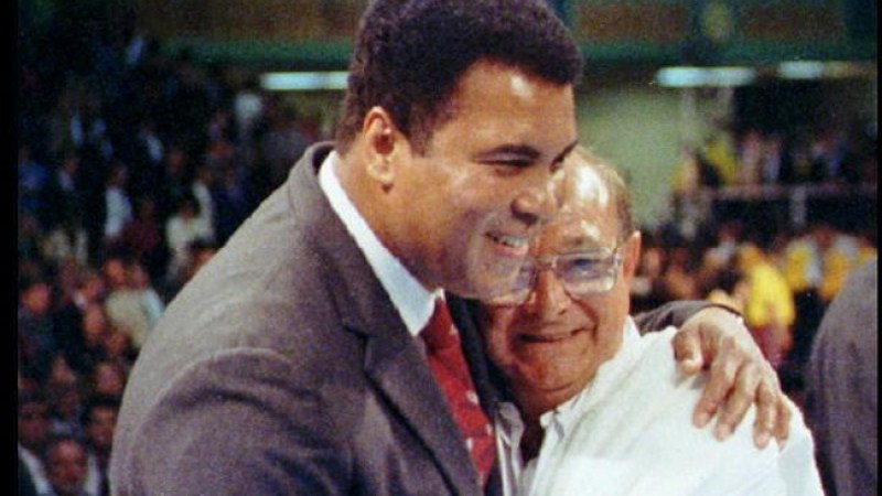 1 de febrero, 2012: Angelo Dundee, el legendario "coach" de Muhammad Ali, falleció a la edad de 90 años en Tampa, Florida.