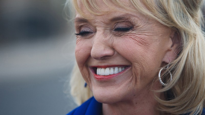 Gobernadora de Arizona insiste en tratar con mano dura a todos los indocumentados.