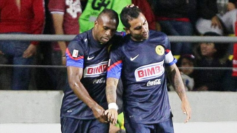 Benítez anotó los dos goles del América.