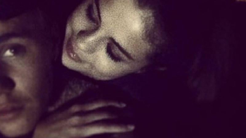La cantante Selena Gómez dijo que Bieber es un “drogadicto” y “enformo” después que él le envió un mensaje de texto con unas fotos de sus genitales con la palabra “zorra”.