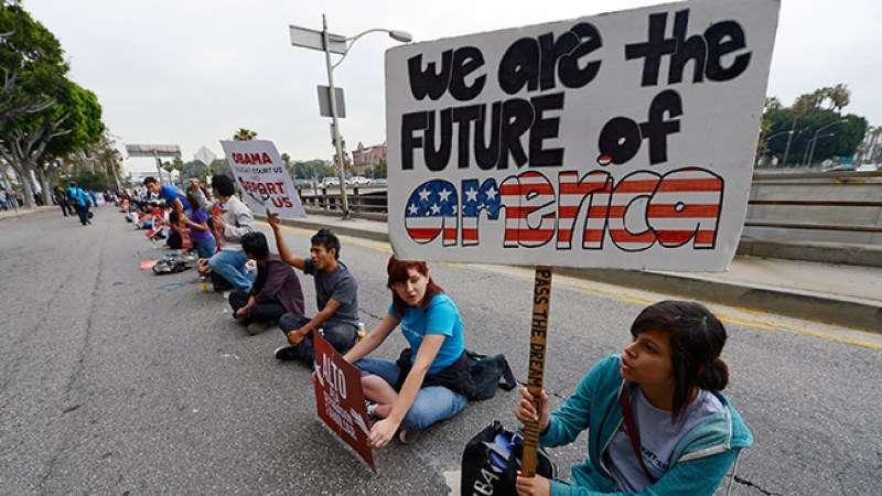 Senado californiano limita deportaciones