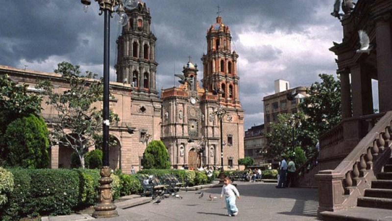 La catedral de San Luis Potosí vista desde la Plaza de Armas.
