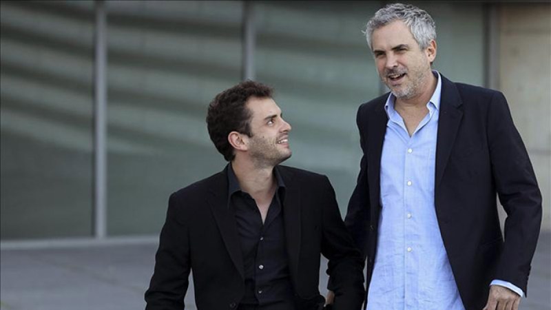 El realizador, Alfonso Cuarón (der.) y su hijo, el co-guionista, Jonás Cuarón, posan tras la proyección de su película "Gravity".