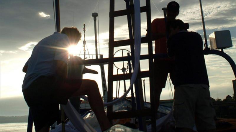 Equipos de la Armada Dominicana rastrean la zona para verificar si hay más personas.