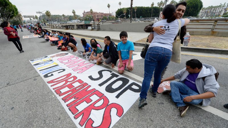 Unen fuerzas en L.A. para evitar que jóvenes terminen deportados.