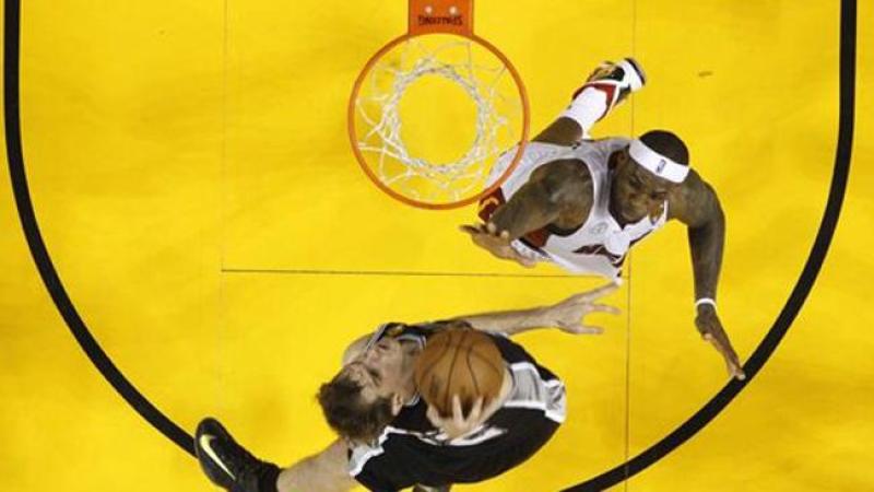 Duelo entre Miami Heat y San Antonio Spur.