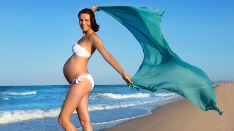 Estar embarazada no debe impedirte disfrutar de un maravilloso verano ni lucir toda tu belleza.