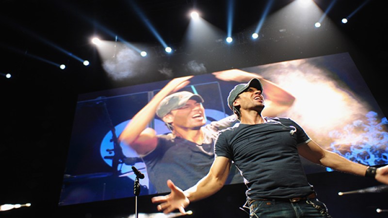 Enrique Iglesias durante un concierto en Chicago, IL.