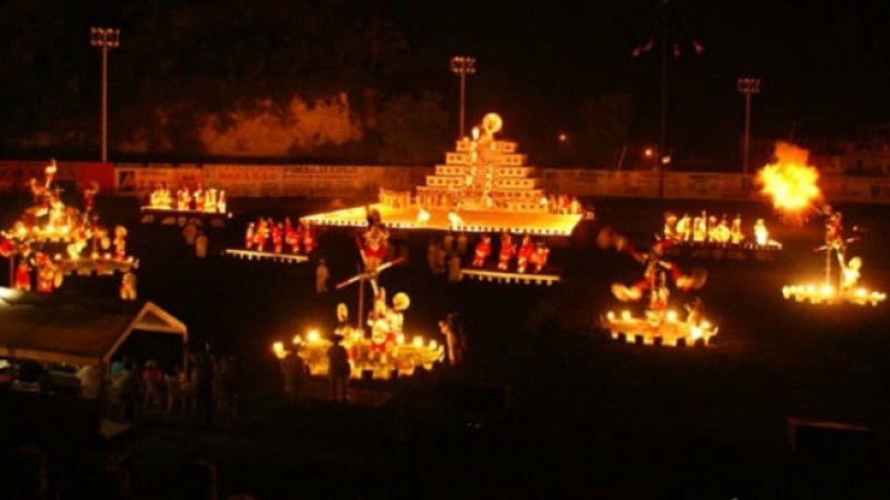 La noche del Jueves de Corpus Christi, se realiza un espectáculo de luces, sonido y juegos pirotécnicos para recrear historias de la Conquista.
