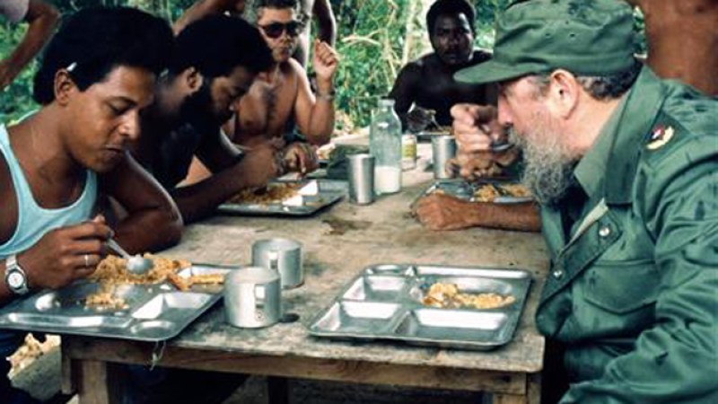 Fidel comiendo.
