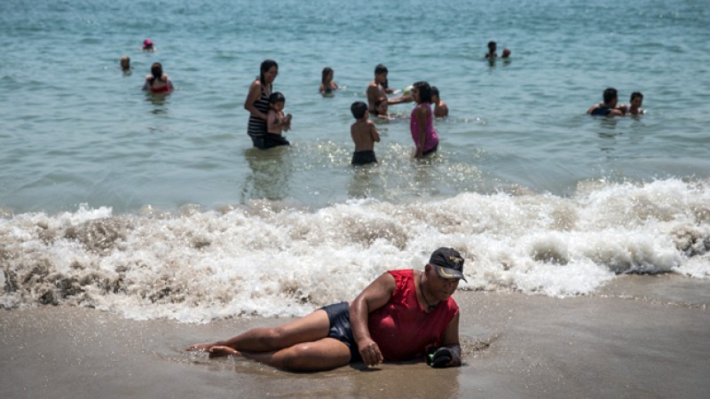 Despiden a policías por hacer nudismo