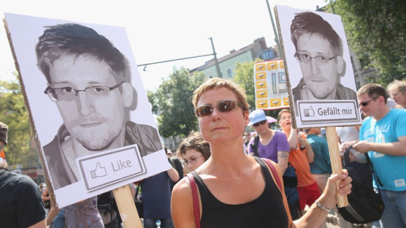 Miles salen a apoyar a Snowden en Alemania