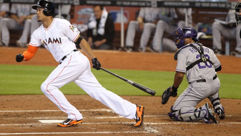 Giancarlo Stanton #27 de Miami Marlins. El recio toletero juega en el jardín derecho.