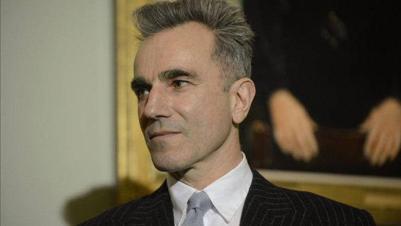En la foto: El actor británico Daniel Day-Lewis asiste con los protagonistas de la película "Lincoln" a su presentación a miembros del Congreso estadounidense el 19 de diciembre de 2012, en Capitol Hill, en Washington DC.