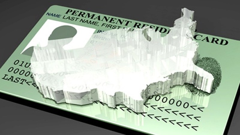 990,000 personas recibieron durante el año fiscal 2013 sus tarjetas de residente permanente.
