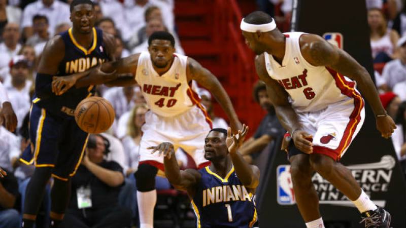 Miami gana crucial juego a Indiana