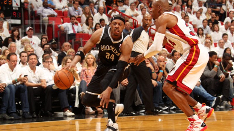 Paul Pierce #34 de Brooklyn Nets contrat Ray Allen #34 del Miami Heat.