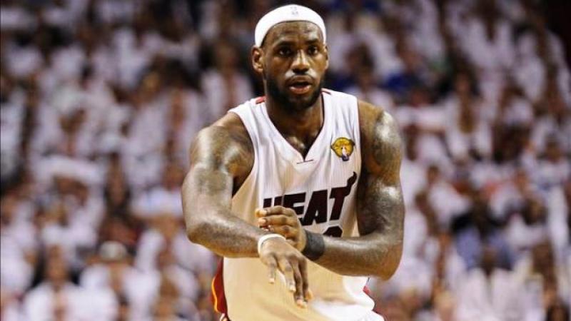 Pie de foto<br />James anotó 26 puntos, capturó seis rebotes y repartió cinco asistencias, para encabezar el ataque del Heat (2-0) que estuvo siempre en control del marcador y del ritmo del juego.