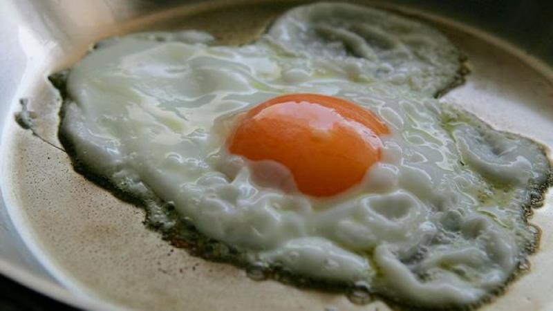 FRANKFURT, GERMANY - OCTOBER 27: In this photo-illustration a boiled egg is seen on October 27, 2005 in Ruesselsheim near Frankfurt, Germany. After several cases of H5N1 infected birds in Europe the German health authorities recommend consumption of cooked chicken meat and eggs. (Photoillustration by Ralph Orlowski/Getty Images)